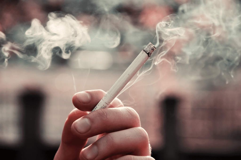 Kouření na pracovišti: kdy je povoleno a jak ho upravují předpisy BOZP